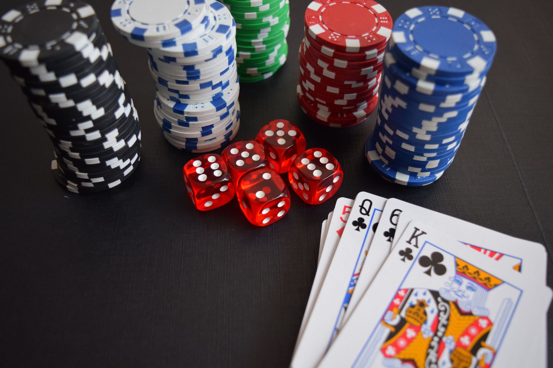 Casino Spiele: Chips und Spielkarten auf dem Tisch