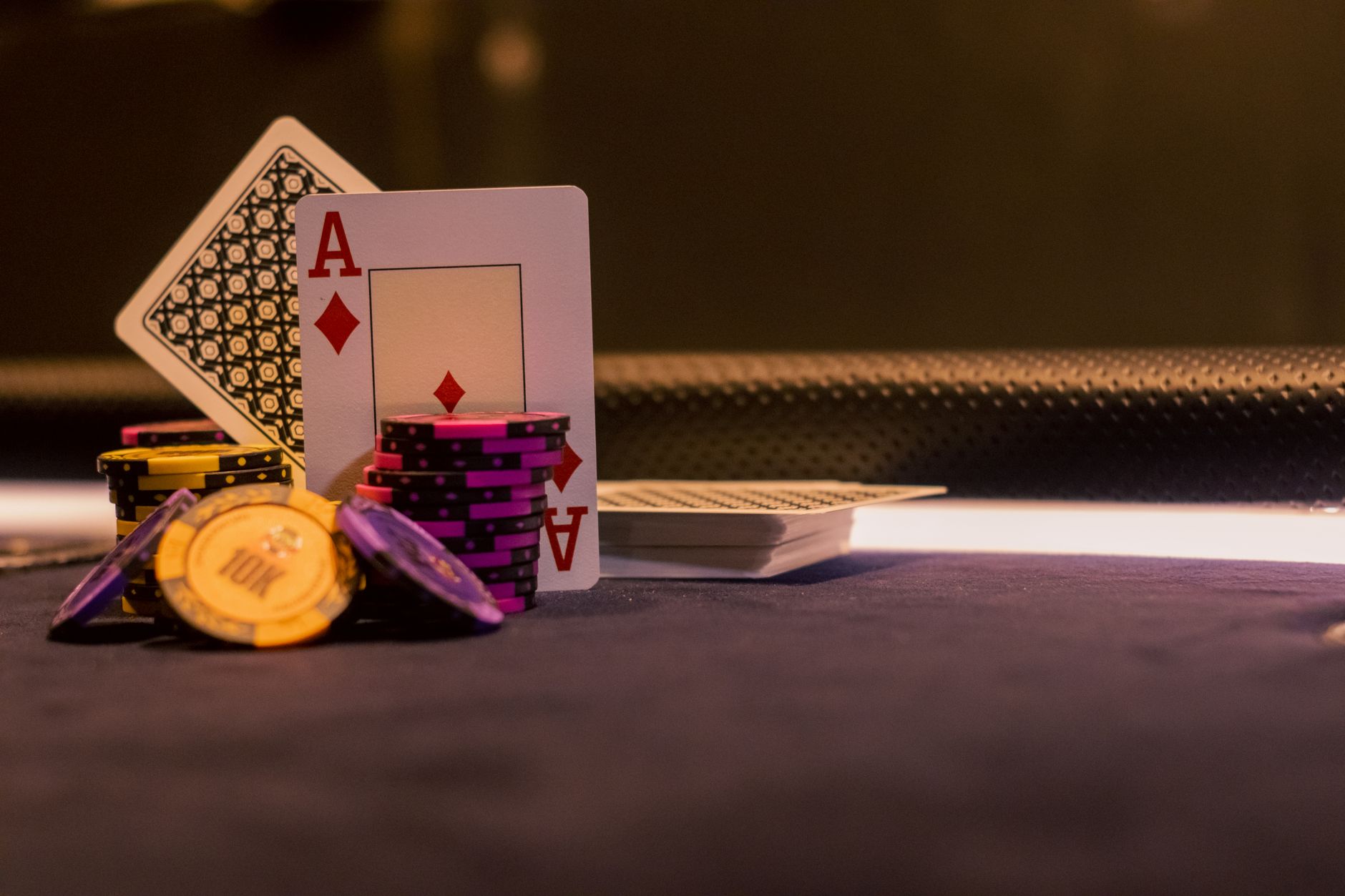 Casino Spiele: Chips und Spielkarten auf dem Tisch