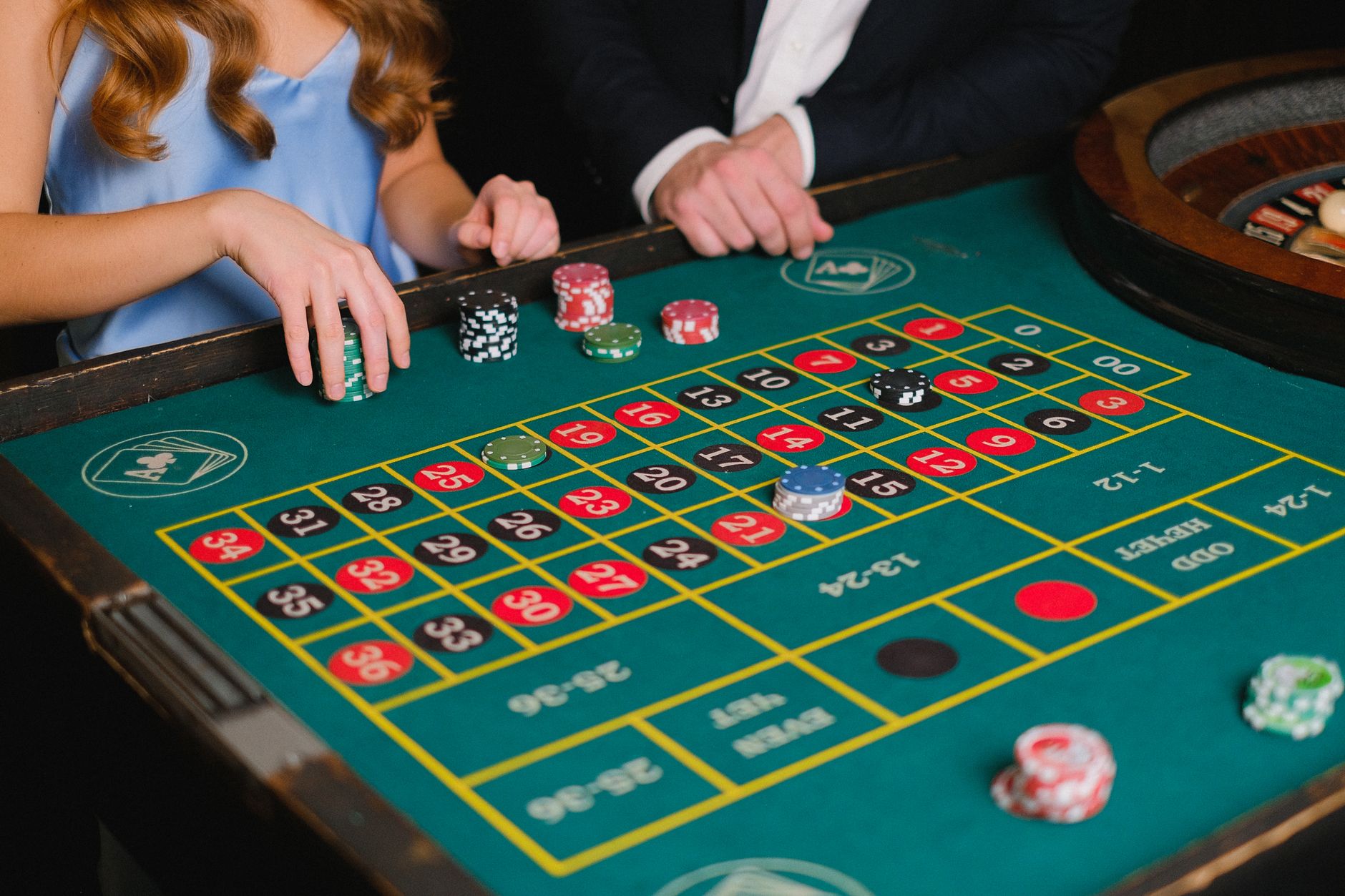 Live-Dealer an einem Casinotisch