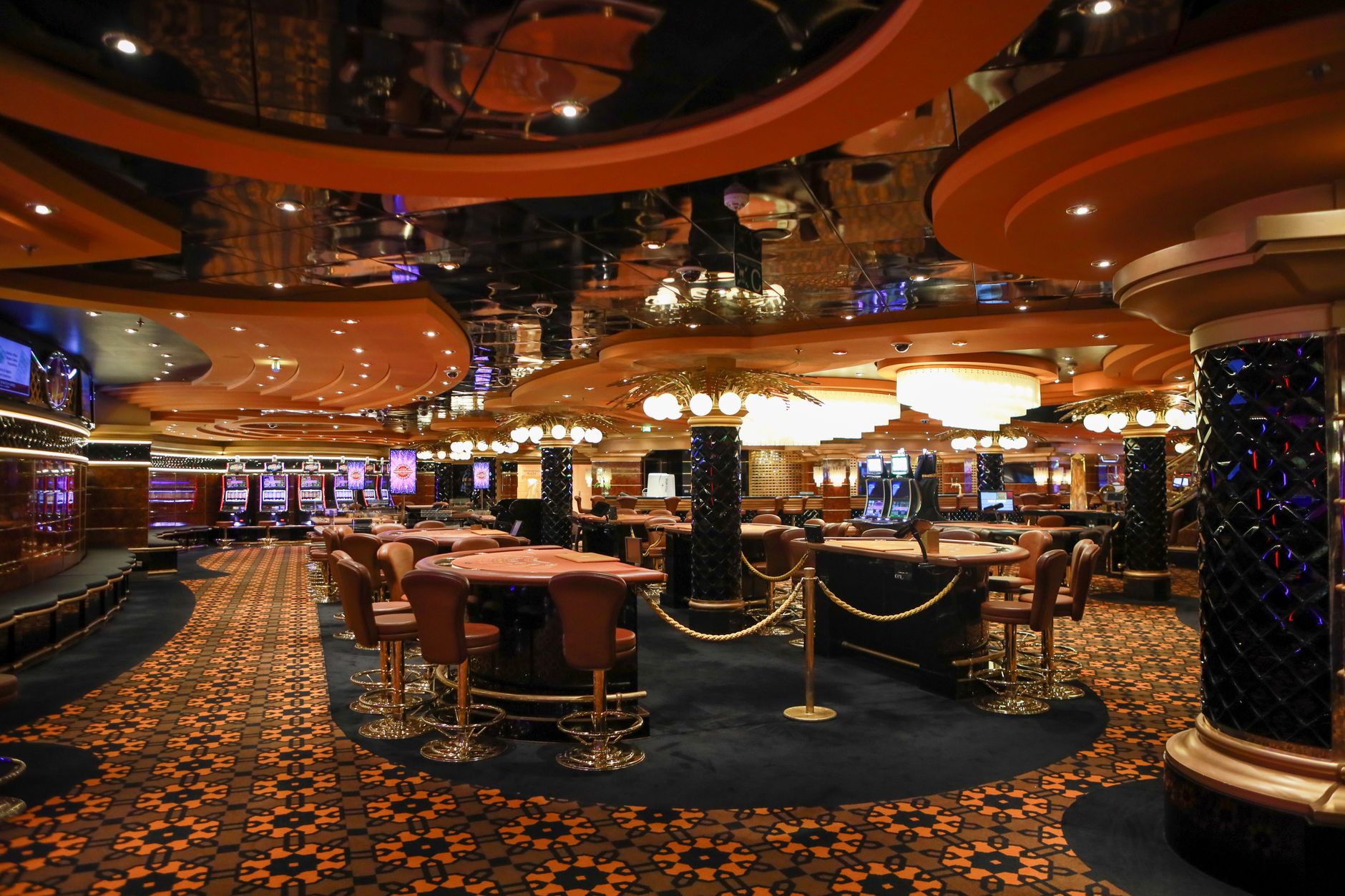 Bunte Spielautomaten im Casino