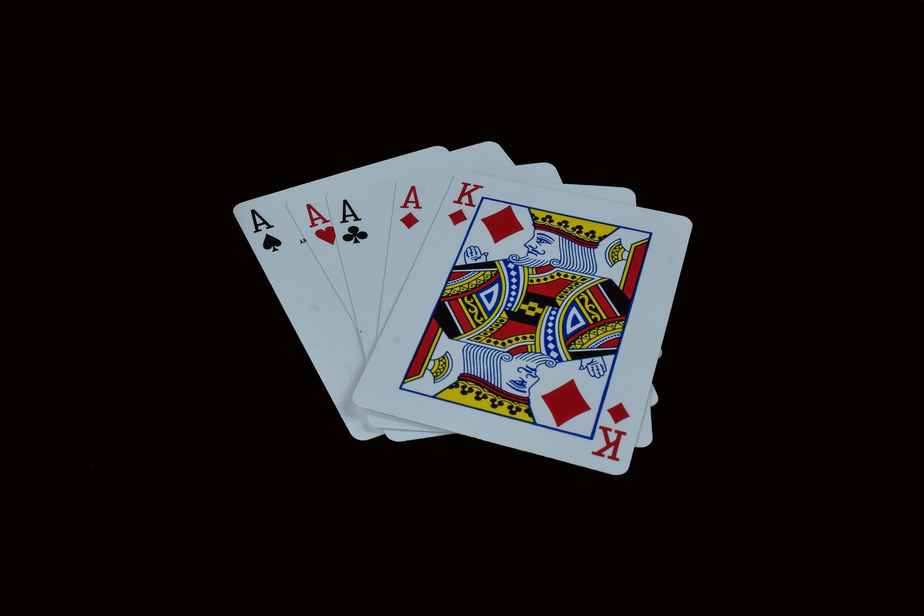 Pokerkarten in der Hand eines Spielers